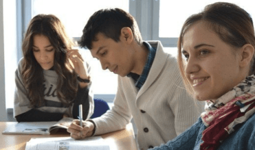 Estudiante recibe explicación personalizada
