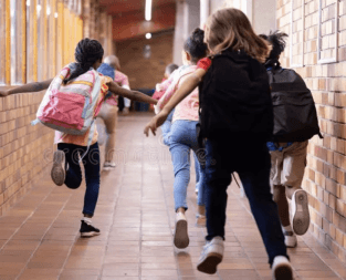 Niña resolviendo ejercicios tipo SABER