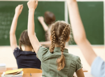 Grupo de estudiantes preparando evaluación SABER